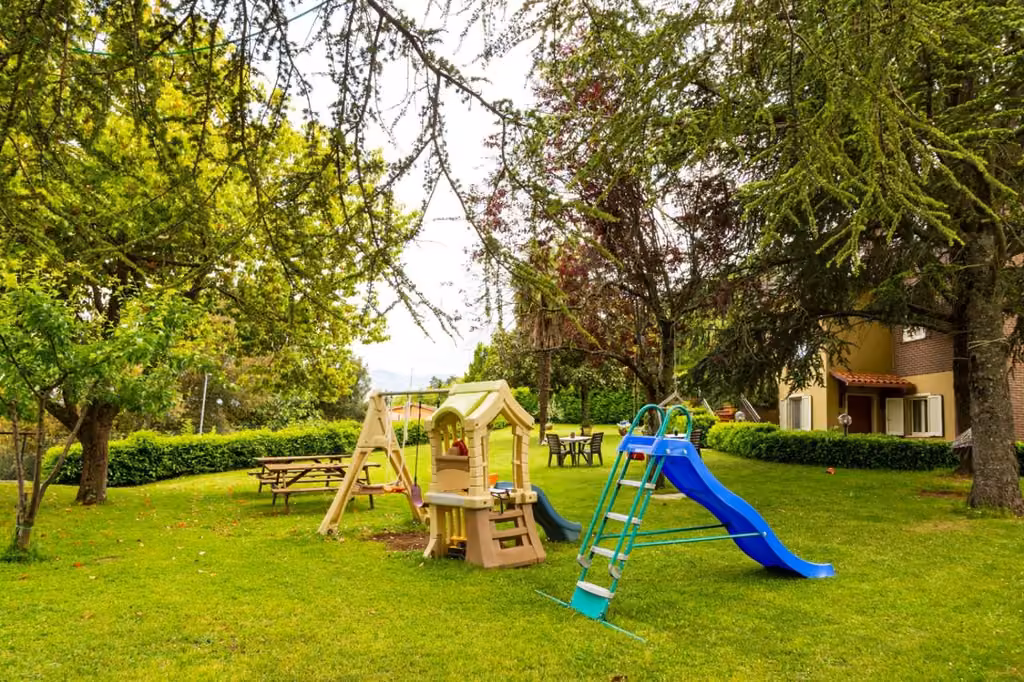 Area giochi per bambini nel giardino della tenuta