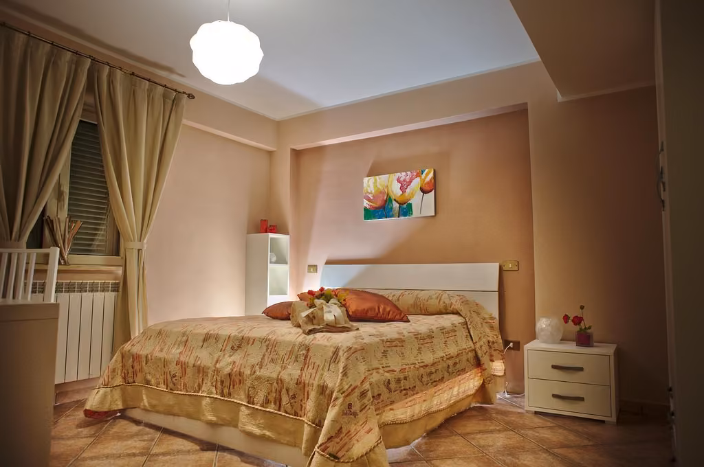 Camera matrimoniale con letto in una delle sistemazioni della tenuta