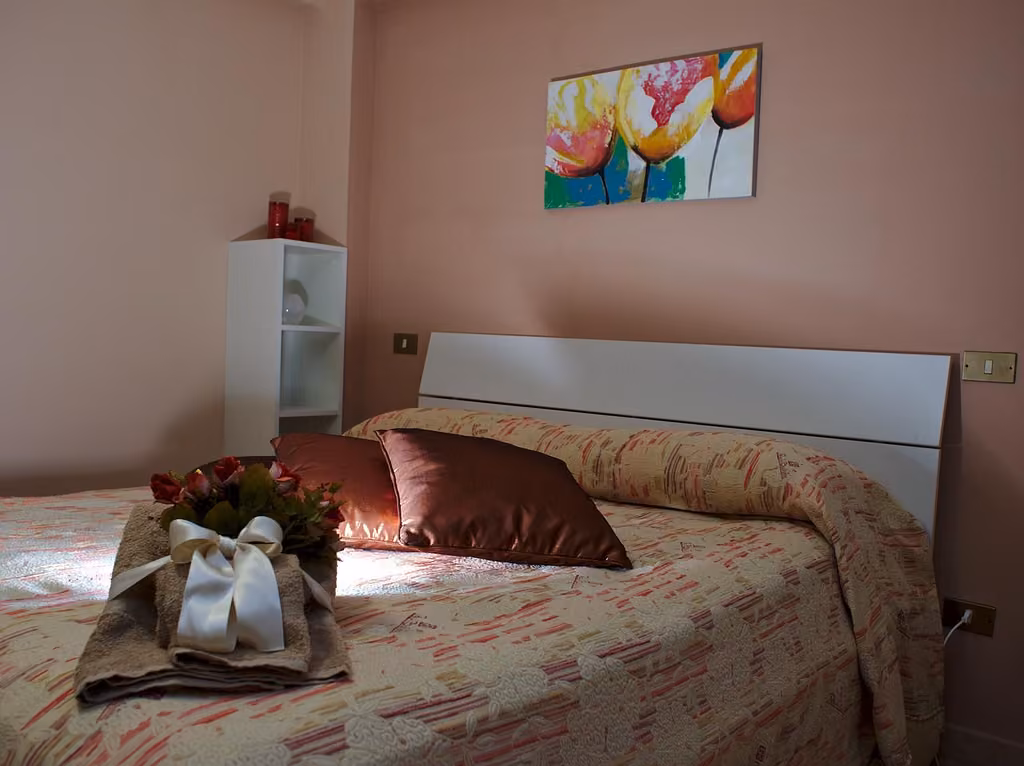 Camera con letto matrimoniale in uno degli appartamenti dell\u2019agriturismo