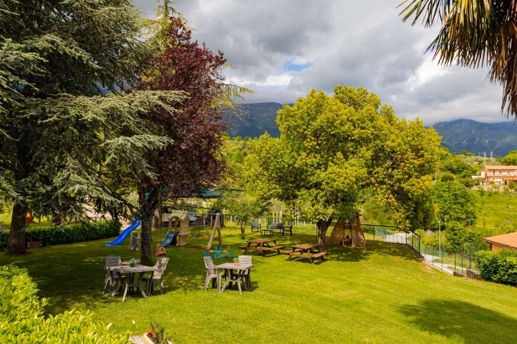 Parco con tavoli e sedie per le giornate in azienda