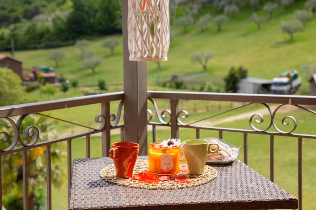 Un tavolo con due tazze di caffè sul balcone della tenuta