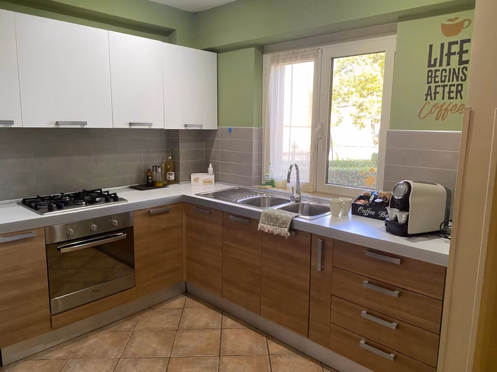 Cucina con mobili in legno dell’appartamento Anita alla Tenuta Del Daino
